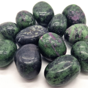 Pierre roulée de Rubis Zoïsite